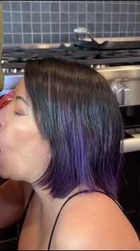 Ein verlierer mit kleinem schwanz bekommt einen schnellen blowjob in der küche