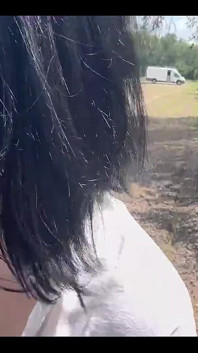 我带着吸烟和穿着男性衬衫的弹跳胸部离我的车有点远，以获得私人场所自慰和快速