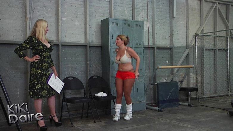 Kiki Daire MILFLand: Hooters Girl