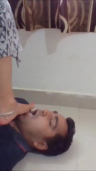 Pod Ženuščiny páchnoucí nohy!