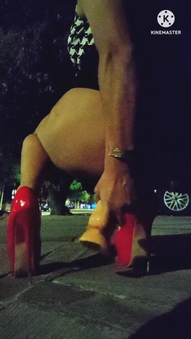 Traviezisha: Puta mariquita masturbándose el culo con un consolador al aire...