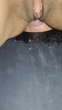 Saya dikongkek keras di lubang gemilang semasa cuckold dirakam
