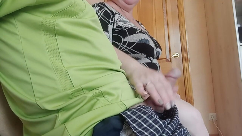 Zona901: The bitch jerks off my cock in the waiting room