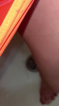Mă surprinde urinând când ejaculez în bikini ei