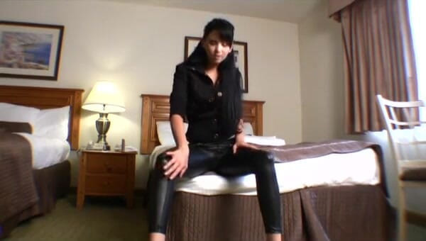 Solo Austria: Roxy`s leggings teasing!