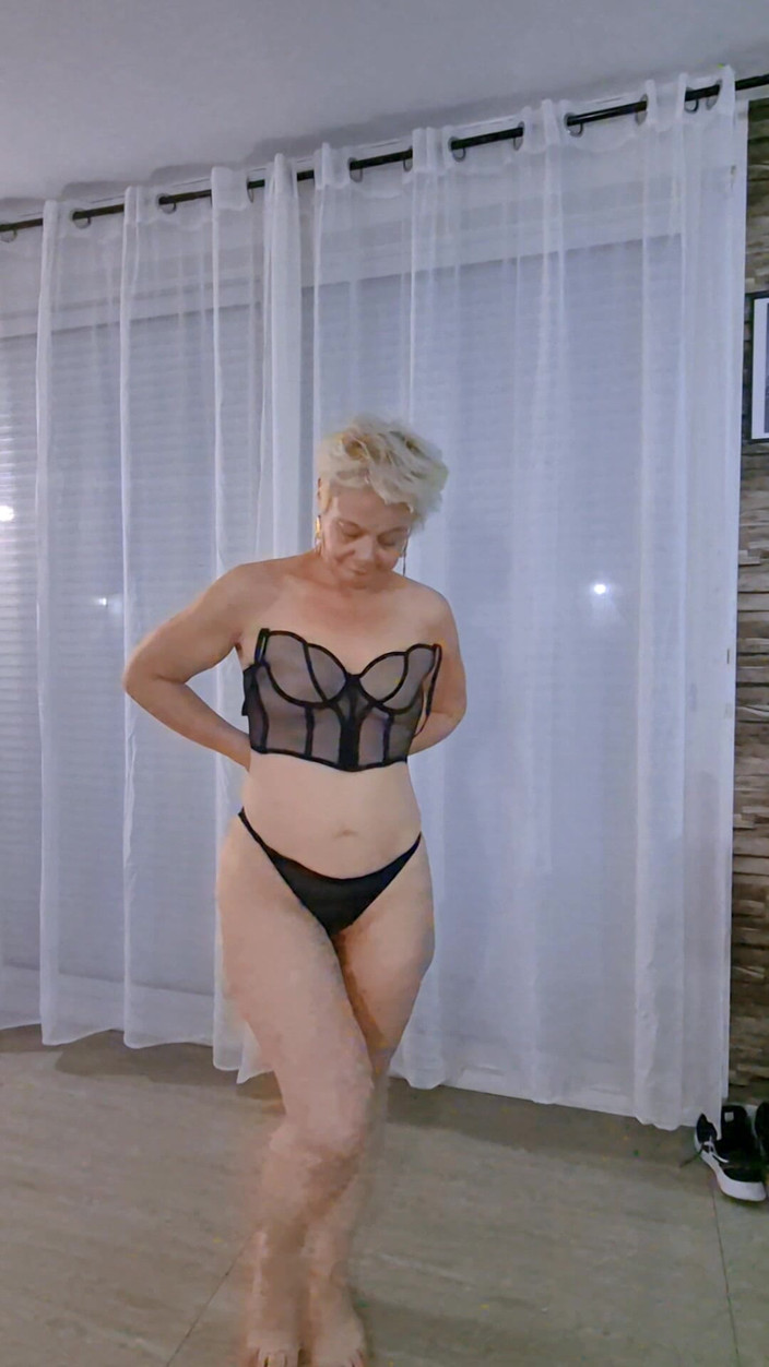 Sofy13: Hai, aku menawarkan celana dalamku dan kamu menawariku apa