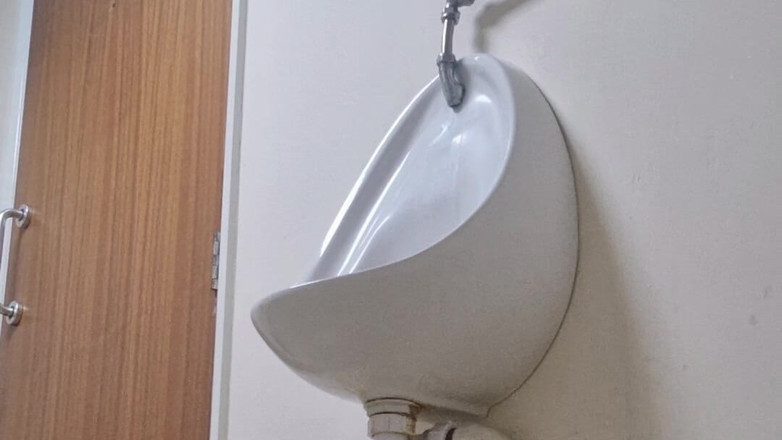 Lillia Cena: Meisje pist mens badkamer risicovolle plas