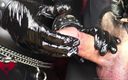Close Up Extreme: Zbliżenie wielokrotnej zniszczonej ręcznej roboty w lateksowych rękawiczkach z penetracją...