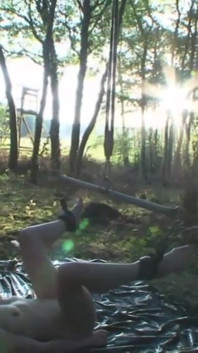 Pene umiliante che succhia nella foresta