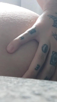 Başka bir orta yaşlı seksi kadın amını büyük bir yarakla siktiriyor