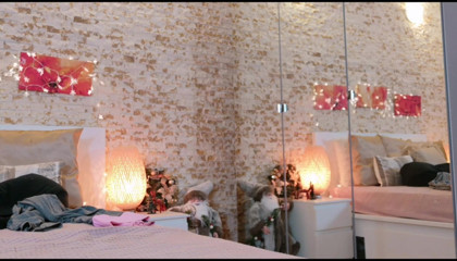 Erotic Tanya: Furzen beim umziehen