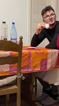 Ciężarna nastoletnia stolarka na różnych stanowiskach. Bogaty w dialogi po włosku, POV, kowbojki