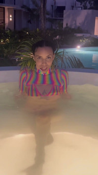 Une Latina Mouillée Me Taquine Au Bord De La Piscine