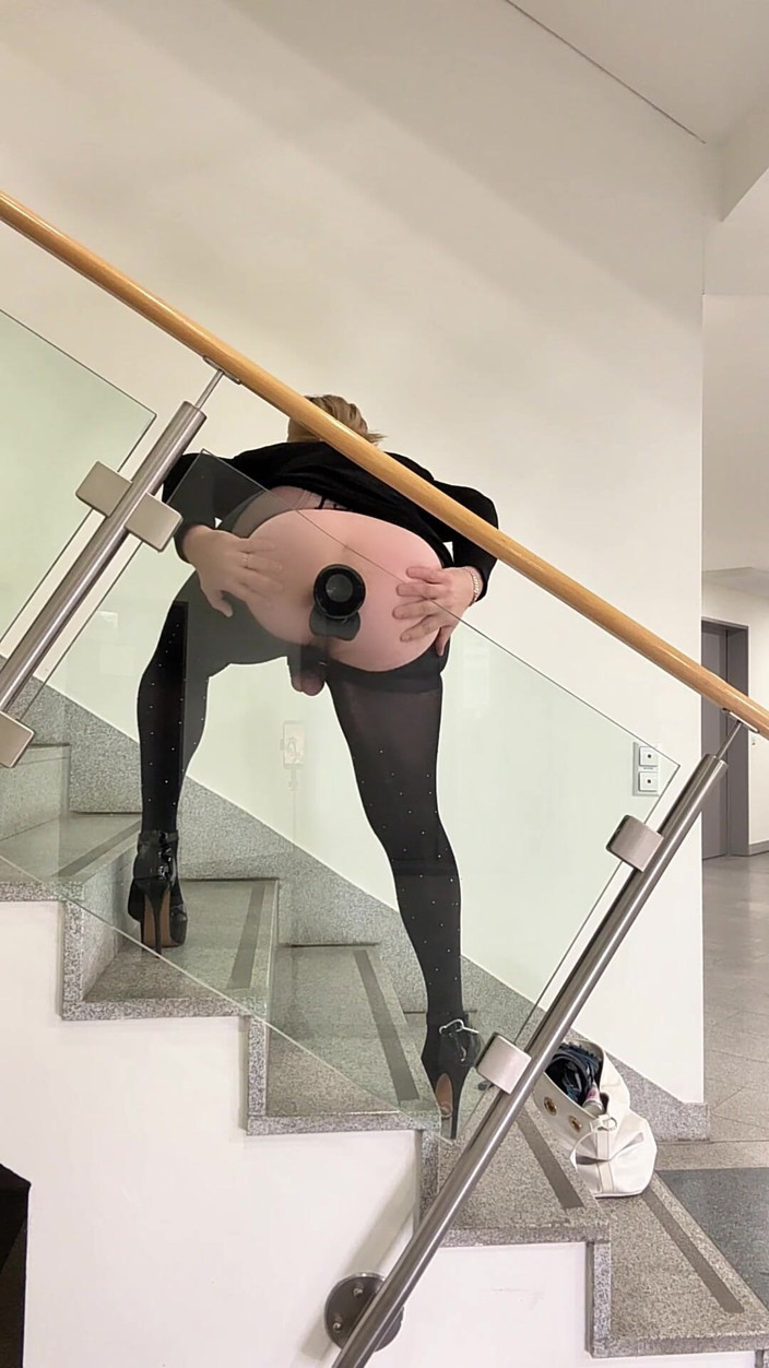 SissyDaniella: Sissy im büro