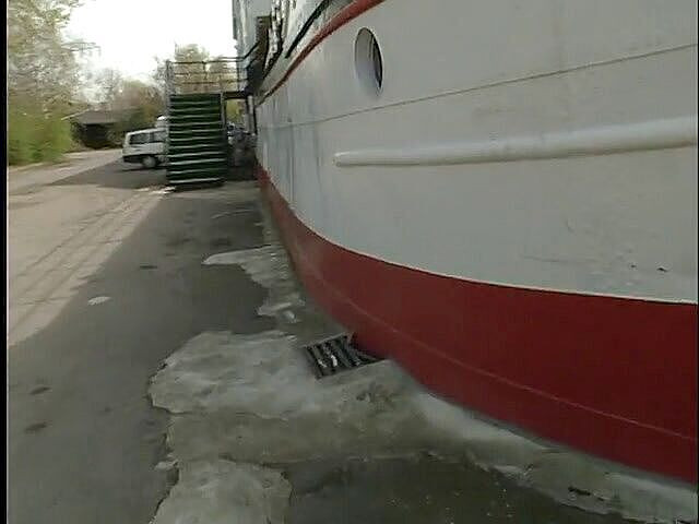 Lucky Cooch: Cewek pirang rambut pendek saat wawancara di luar ruangan