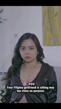 Sua namorada filipina está sentada muito perto de você