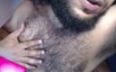 Hairy male: 男は彼の胸と毛むくじゃらの脇の下に触れる