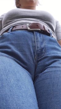 MILF retar sin stora kameltamma i blå jeans utomhus