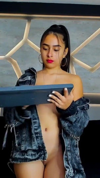 Disfruta De Estas Tetas Mientras Estoy En Mi Trabajo
