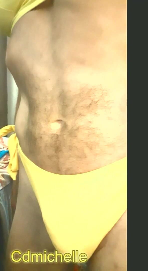 Crossdressers Cd Michelle wearing sexy lingerie: Cdmichelle purtând bronz sexy și costum de baie galben