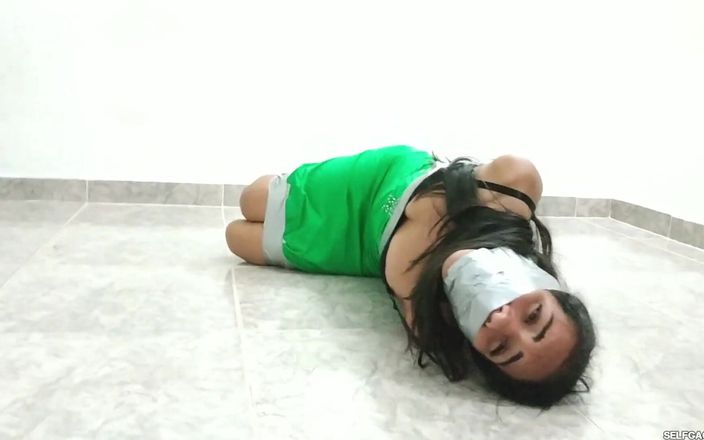 Selfgags Latina Bondage: Doble dominada por hermanastra y su novio!