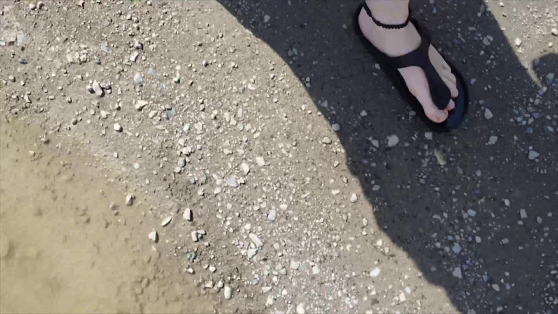 Footfetish: Outdoor Im Schwarzen Kaftan Und Barfuß in Schwarzen Birkenstocks