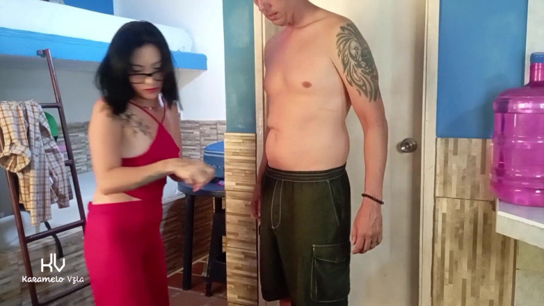 KarameloVzla: Sexy costureira mede o pau do cliente para fazer o...