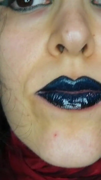 Goth dark Blue Lipstick dan Glossy Lips
