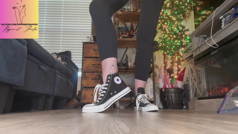 Peppermint Giantess: 67 Gergasi Krim Saiz 16 Kaki Dalam Saiz 14 Converse