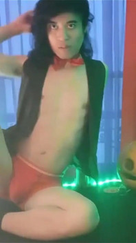 Der teufelige twink Jon arteen macht einen sexy striptease zu halloween