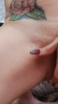 Kahverengi bir esmerin anal mastürbasyonu