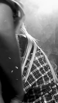 偽の悪魔の鉱山で犯される二人の大学生の尻軽女