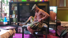 Kennie Jai: Kennie Jai zeigt sich auf einem Kilt mit bbc und...
