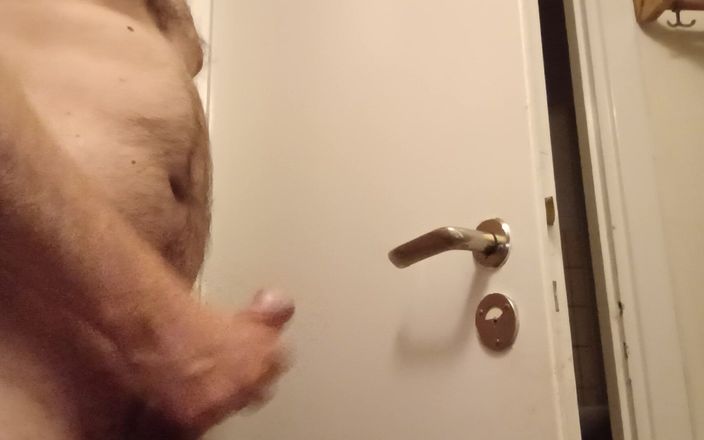 Ed Eden: Sborrata nella porta del bagno