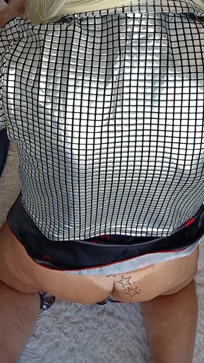 Sexy ass CDzinhafx: Podnoszę opalony tyłek i otwieram tyłek