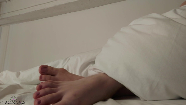 Kiara Night: Schätzchen, das im hotelzimmer entspannt, gibt fußmassage - fußfetisch