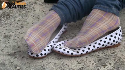 Foot Fetish HD: Сексуальная брюнетка Ambra играет с ее сексуальными ступнями на улице