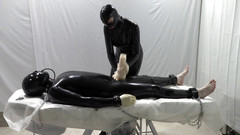 Latex Danielle: Mevrouw Dominatrix en haar experimenten op een slaaf.