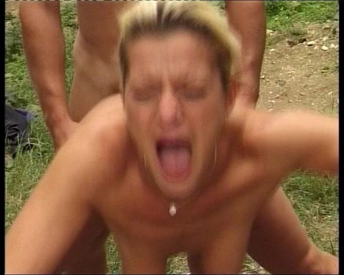 Deutsche Frauen: Ta blond milf z Niemiec zerżnięta na zewnątrz