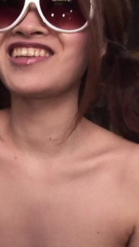 戴着太阳镜的日本女孩吮吸一个毛茸茸的男人 第一人称视角
