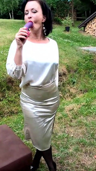 Dương vật giả màu tím và vớ đen