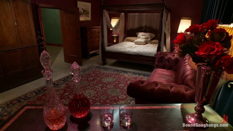 Bound Gang Bangs by Kink: Une fiancée sexy espionne l’enterrement de vie de jeune fille...