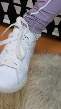 Levandulové legíny, opotřebované bílé ponožky a tenisky - škádlení nohou & shoeplay