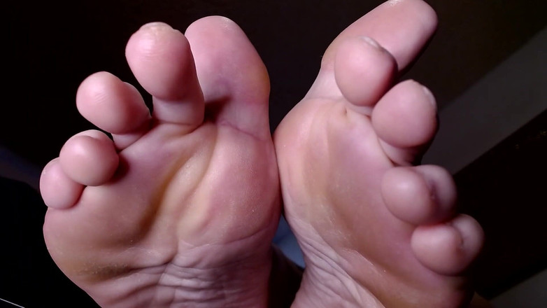 Abby Anna: Uwielbiam moje długie palce u moich piersi