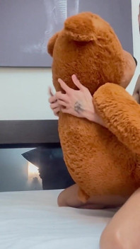 Saya merangkak boneka beruang dan naik ke atasnya