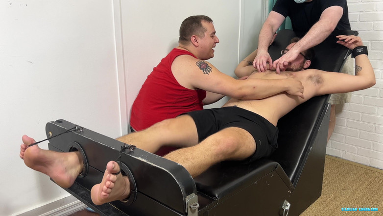 Ticklish Chubs: くすぐりラウンドロビン - パート1