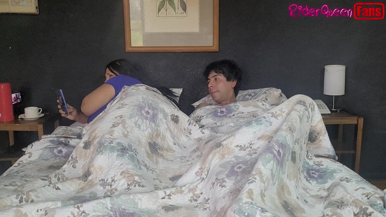 Riderqueen: प्रशंसकों के लिए वीडियो - दुबला सौतेला बेटा जोरदार चुदाई कर रहा है