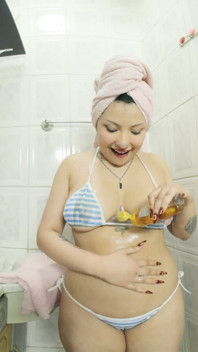 Une latina pulpeuse se fait huiler et se masturbe sous la douche