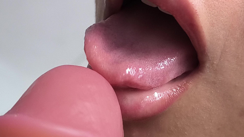 AbbyandSamanta: dreglar och suger läppar (låter väldigt nära) ASMR