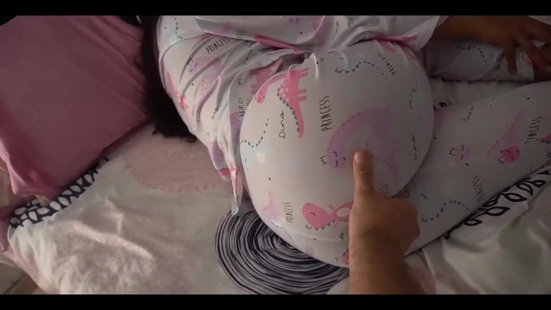 Anny Kitty: Saya menjaga adik tiri saya yang berusia 18 tahun yang cantik....